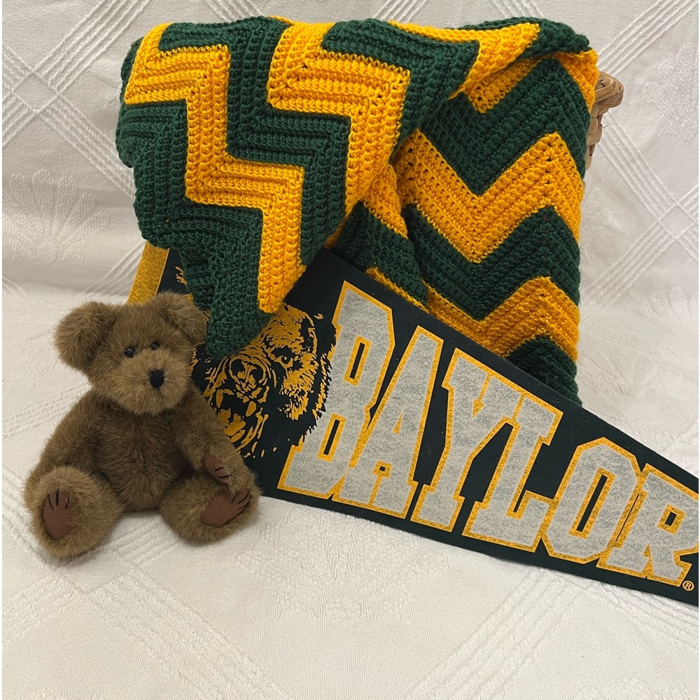 ❤️ Grandma’s Crochet Throw/Baby Blanket in green & gold Chevron Pattern